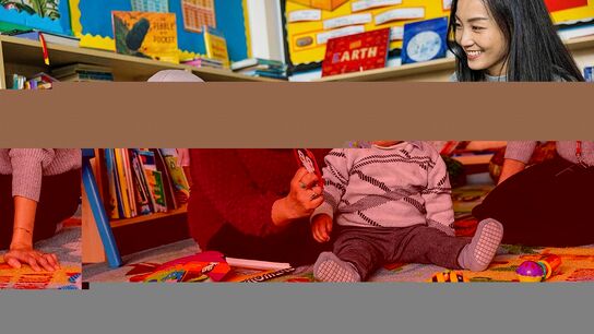 Mam a babi yn edrych ar lyfr gydag ymarferwr yn goruchwylio'r rhyngweithio.